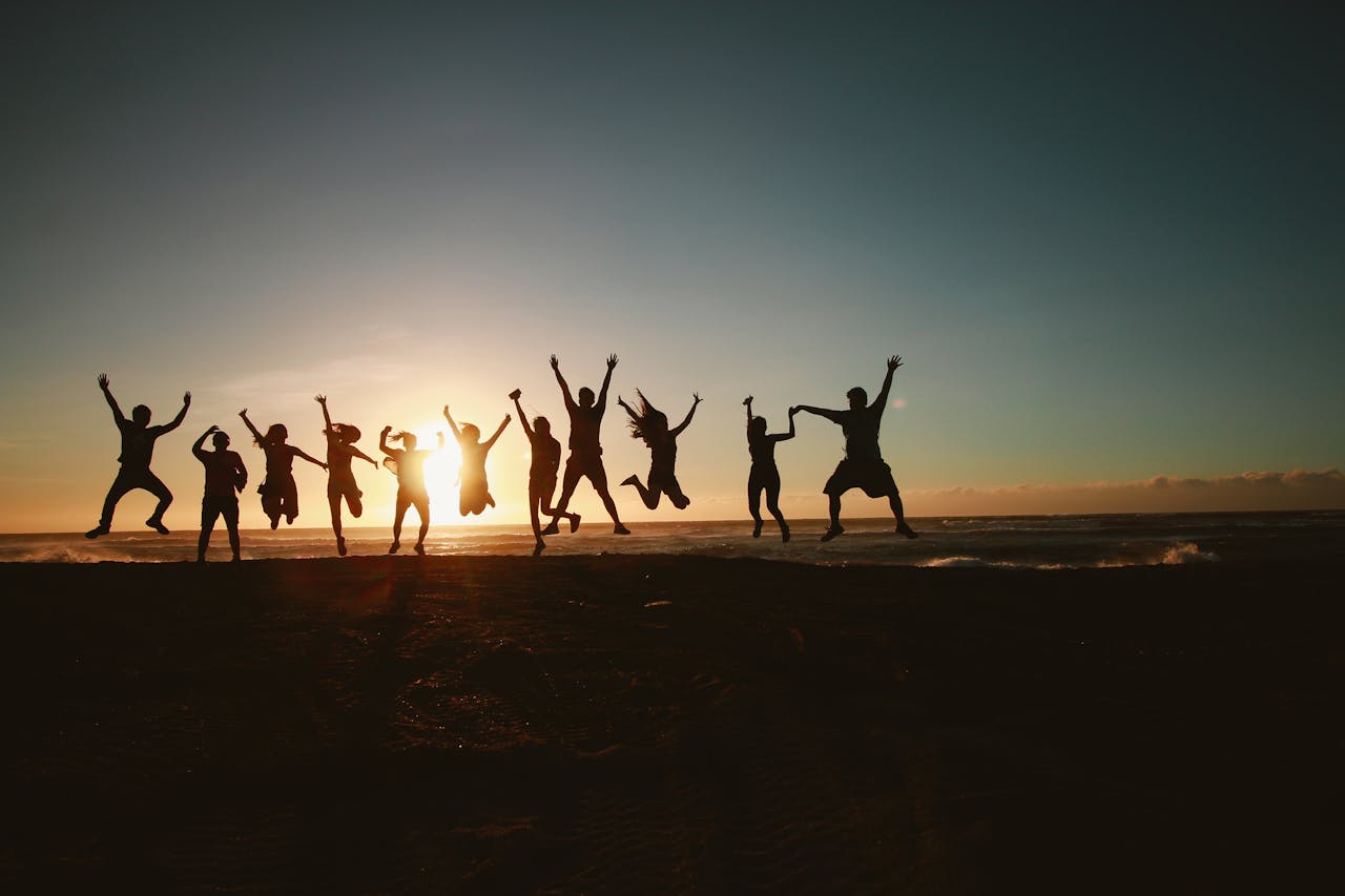 Menschen springen vor Sonnenuntegang in die Luft