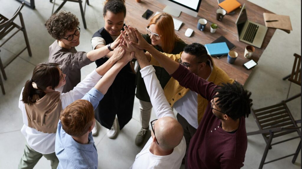 Menschen, die in Büro einschlagen.