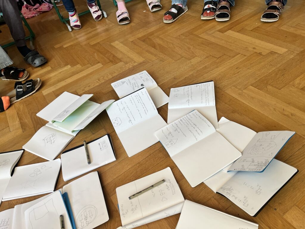 Skizzenbücher am Boden der Klasse.